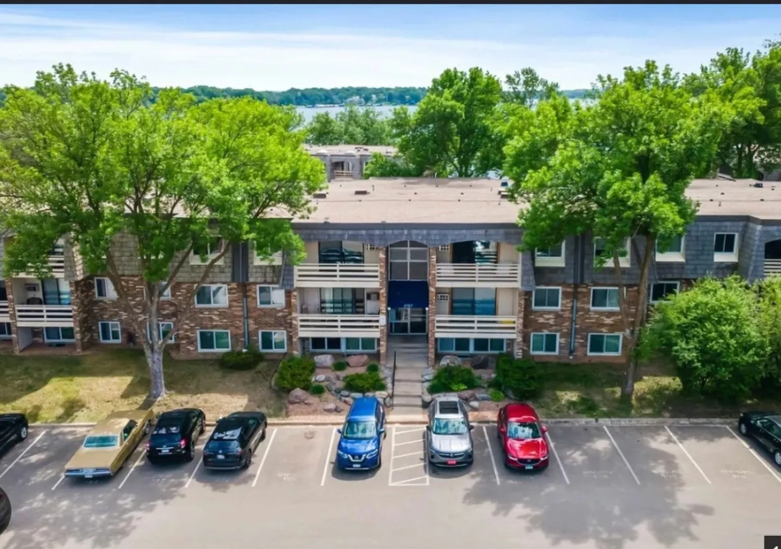 Charming 2BR Condo in Mound — Photo 1