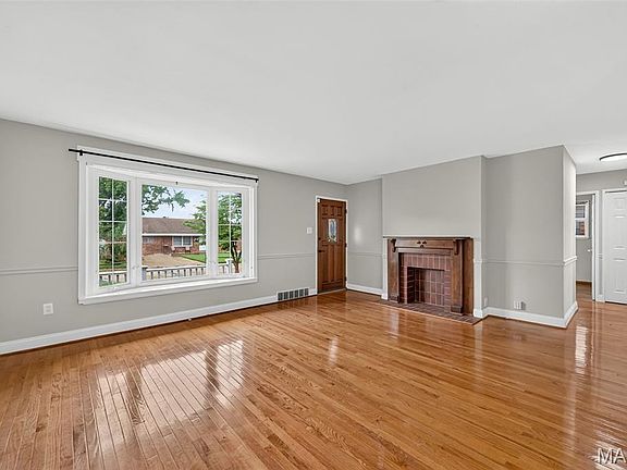3rd image of 3821 Upton St