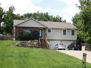 706 River St, Tonganoxie, KS 66086