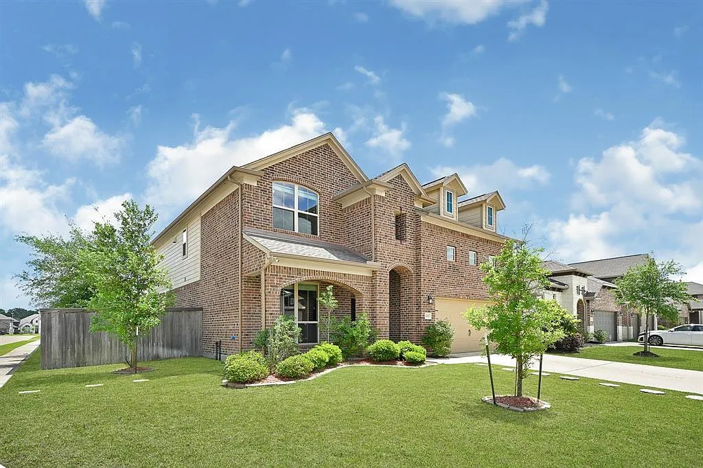 4 bed, 3.5 bath, 2850 sqft, $2,850 — Photo 2