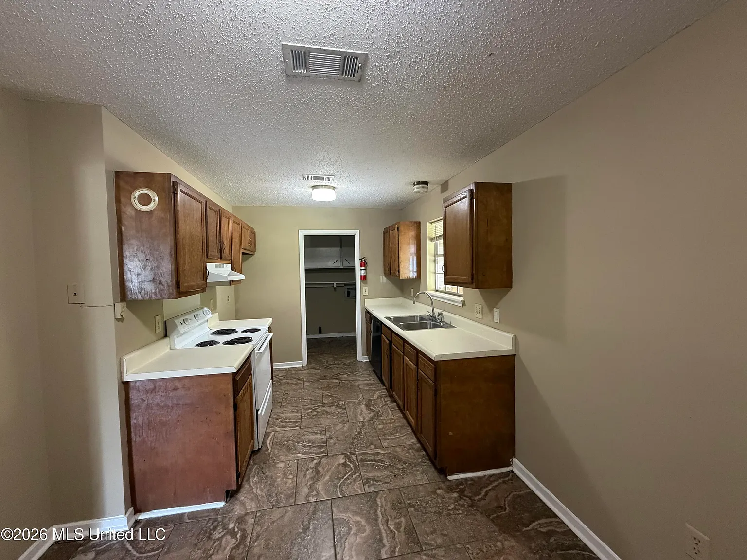 3 bed, 1.5 bath, 1122 sqft, $1,425 — Photo 3