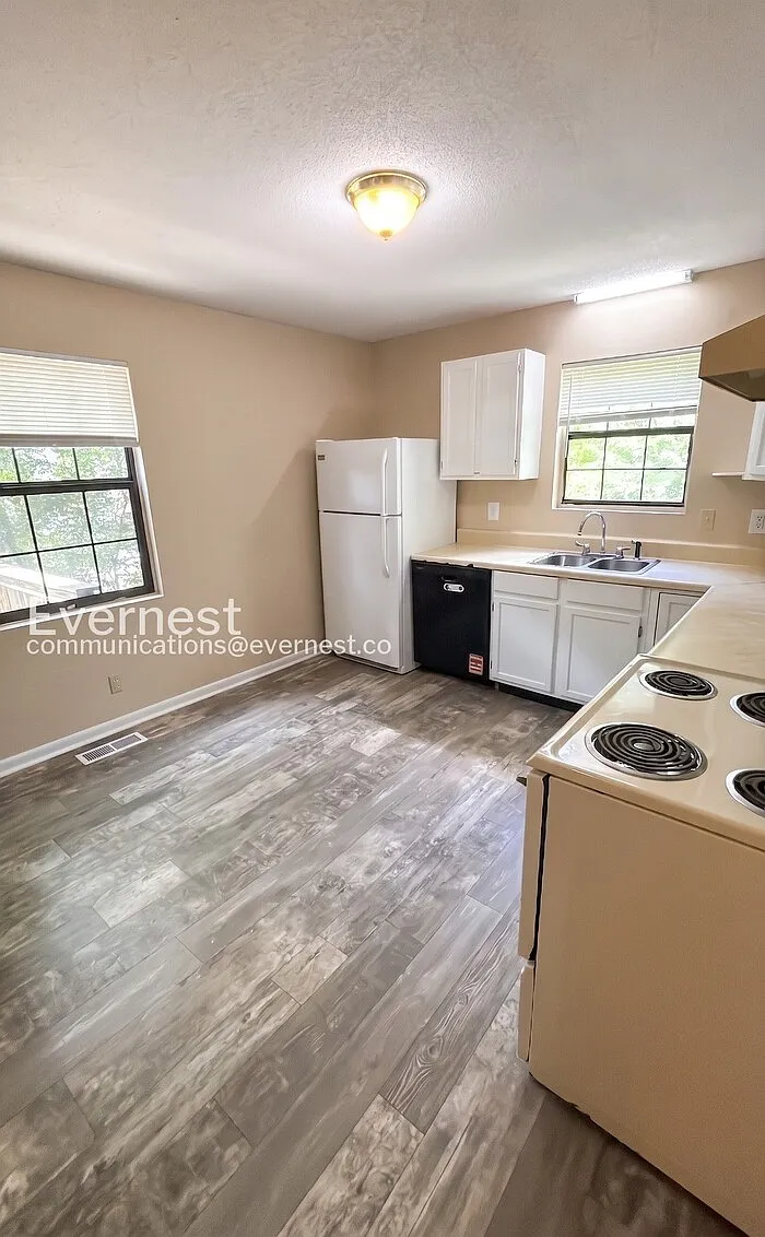 2 bed, 1.5 bath, 1019 sqft, $1,075 — Photo 3