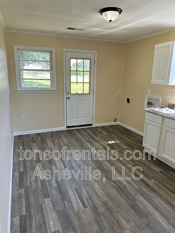2 bed, 1.0 bath, $825 — Photo 4