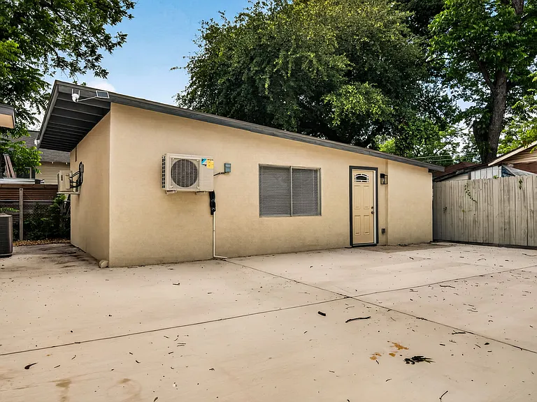631 E Mistletoe Ave — Photo 28