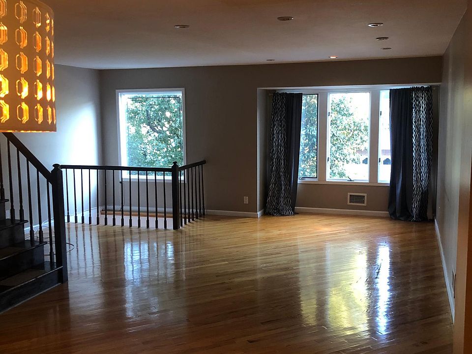 1st image of 119 Commodore Dr #119