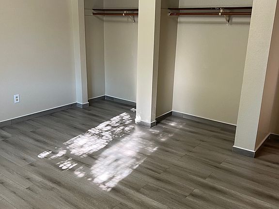 4th image of 437 Stratford Way #3