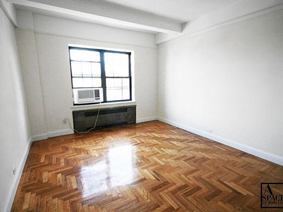 4th image of 60 Greenwich Ave #5