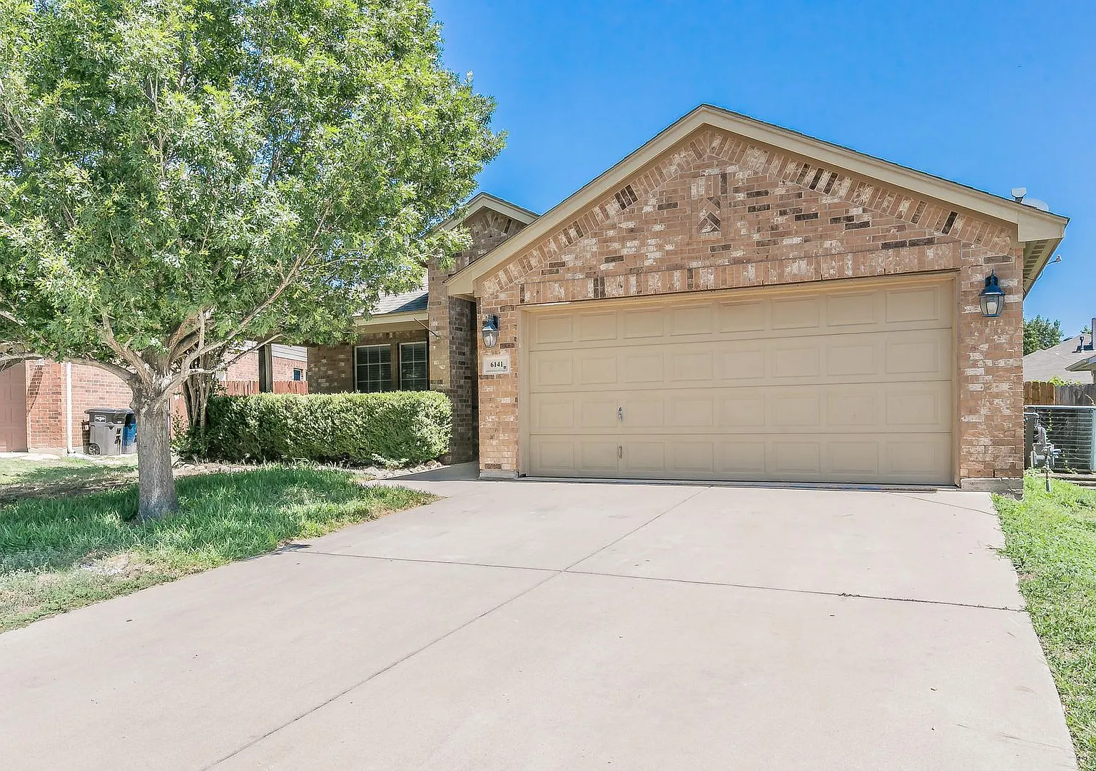 Single story 4 bedroom in Marine Creek — Photo 1