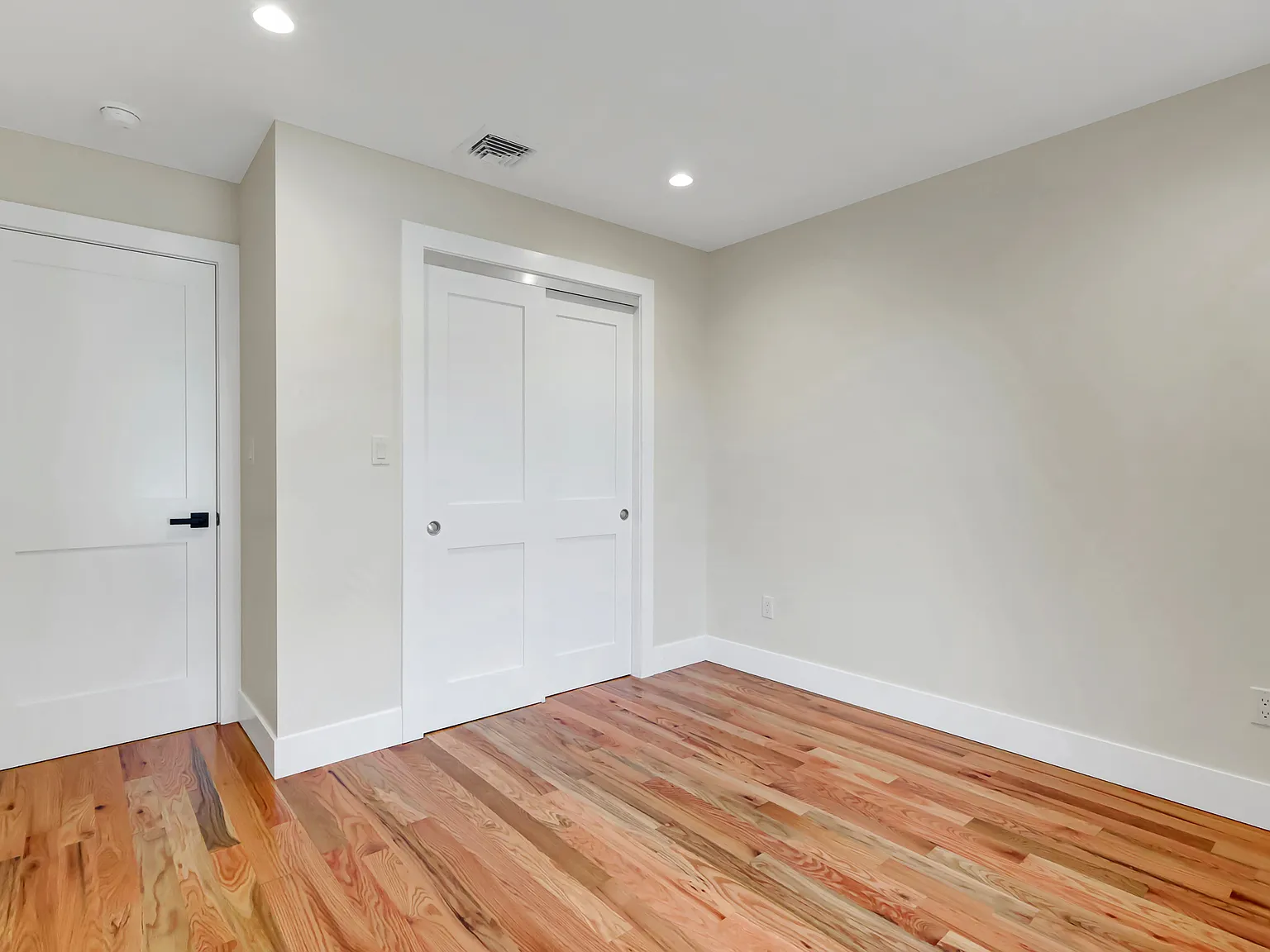 3 bed, 1040 sqft, $3,800 — Photo 4