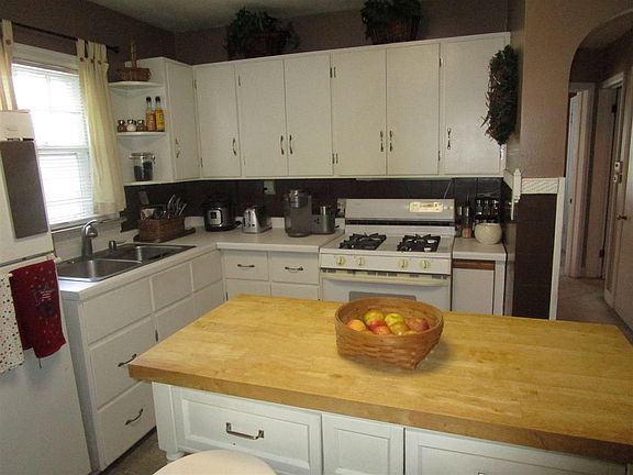 5th image of 384 Marston Ave