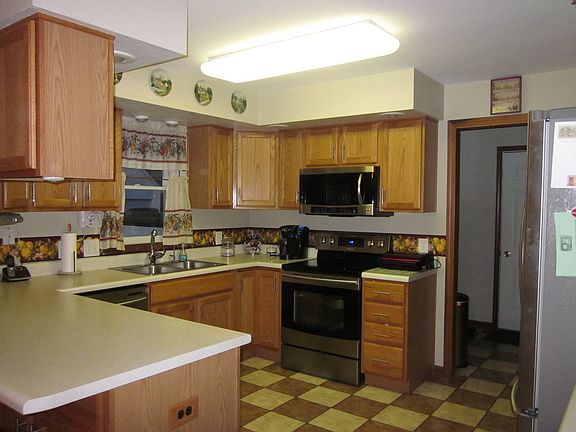 oak kitchen with snack bar