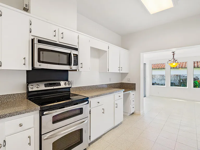 210 Russlyn Dr — Photo 19