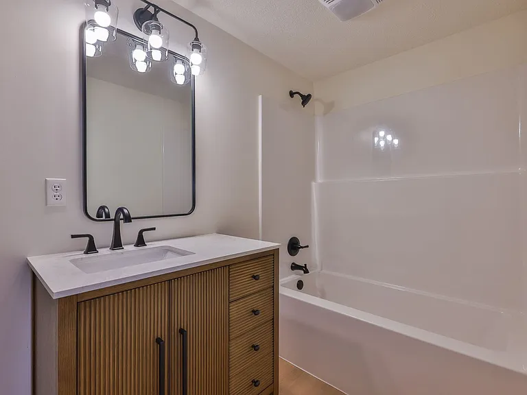 551 Elm St #11 — Photo 4