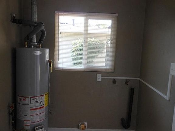 Washer & Dryer hookups