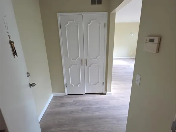 6670 Chesapeake Dr APT D, Florissant, MO 63033
