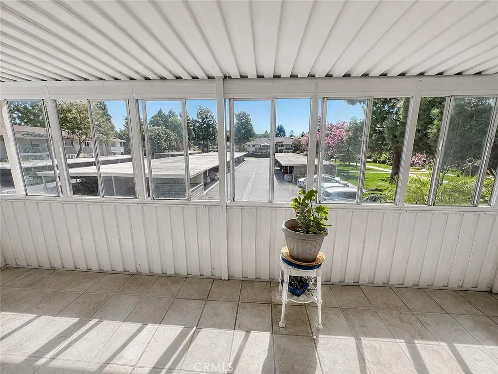 2 bed, 1040 sqft, $2,800 — Photo 3
