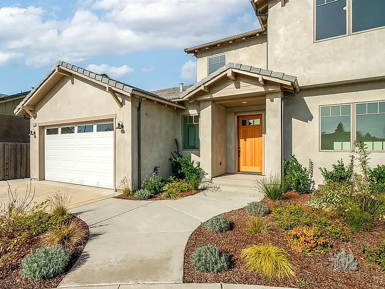 320 Cecile Ct — Photo 1