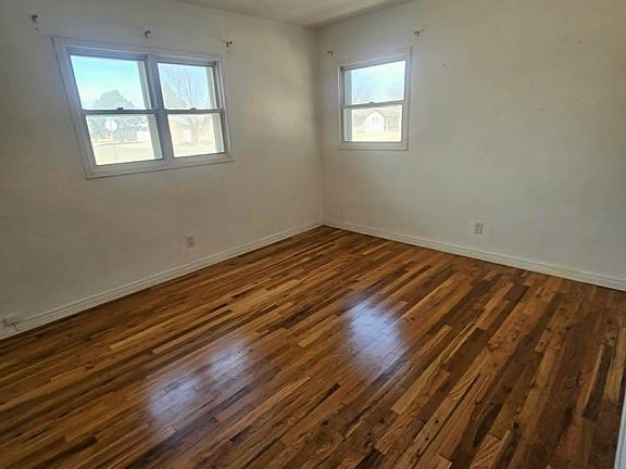 5th image of 501 W Plains Ave