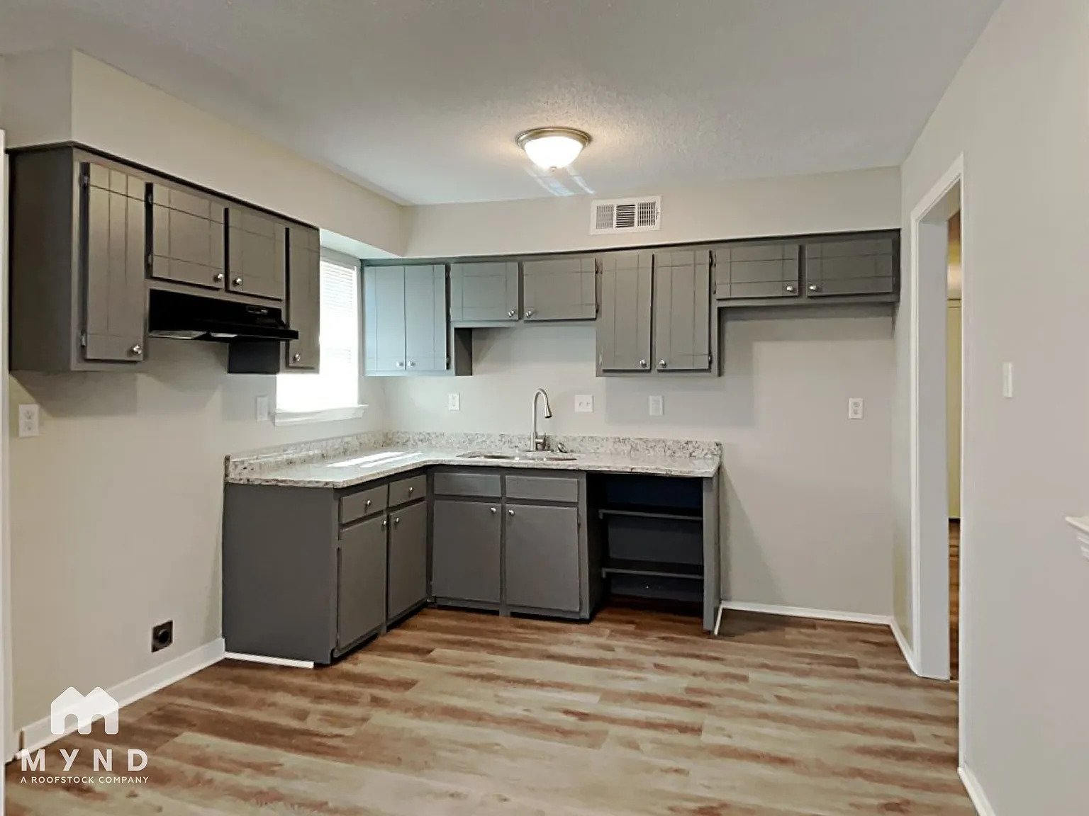 3 bed, 2.0 bath, 999 sqft, $1,315 — Photo 3