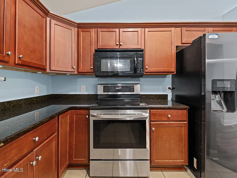 300 Hawks Bluff Dr — Photo 16