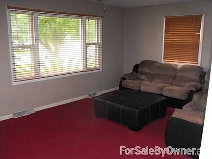 Living Room : Large bay window