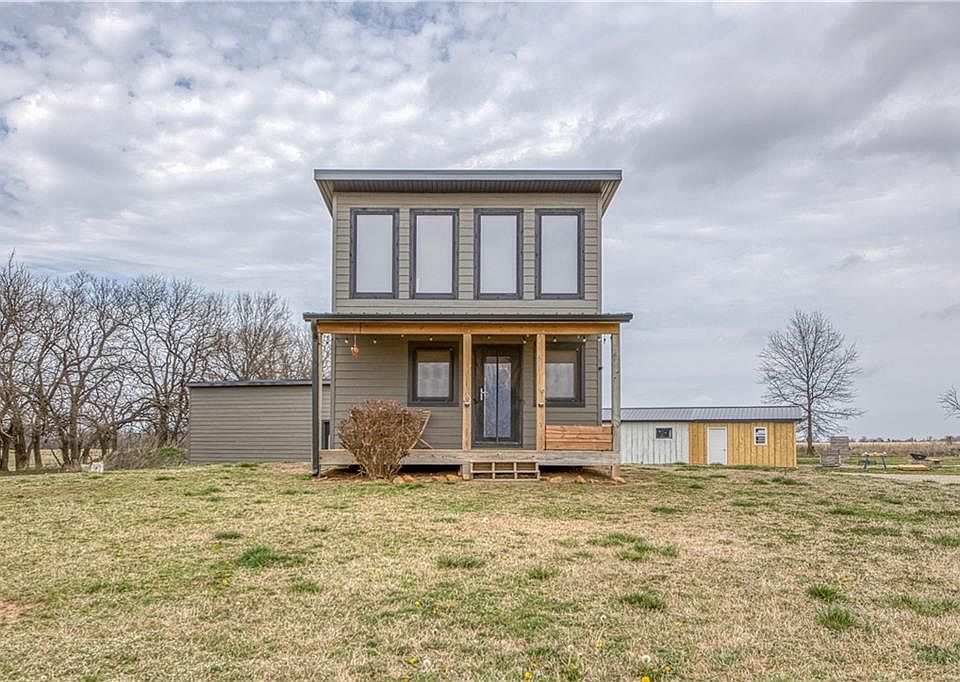 1st image of 2523 SE Wyandotte Rd