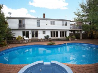 4 Palisade Ct, Cresskill, NJ 07626