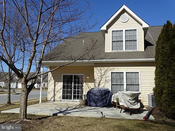 3rd image of 439 Sweetman Dr