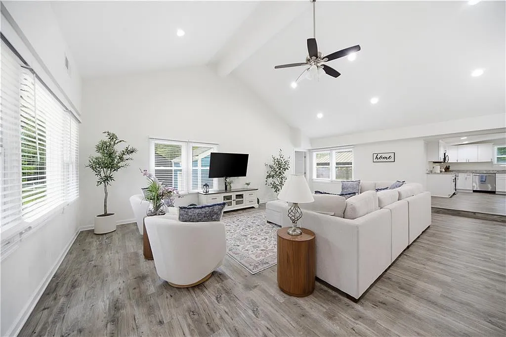 3 bed, 2.0 bath, 2000 sqft, $2,200 — Photo 2
