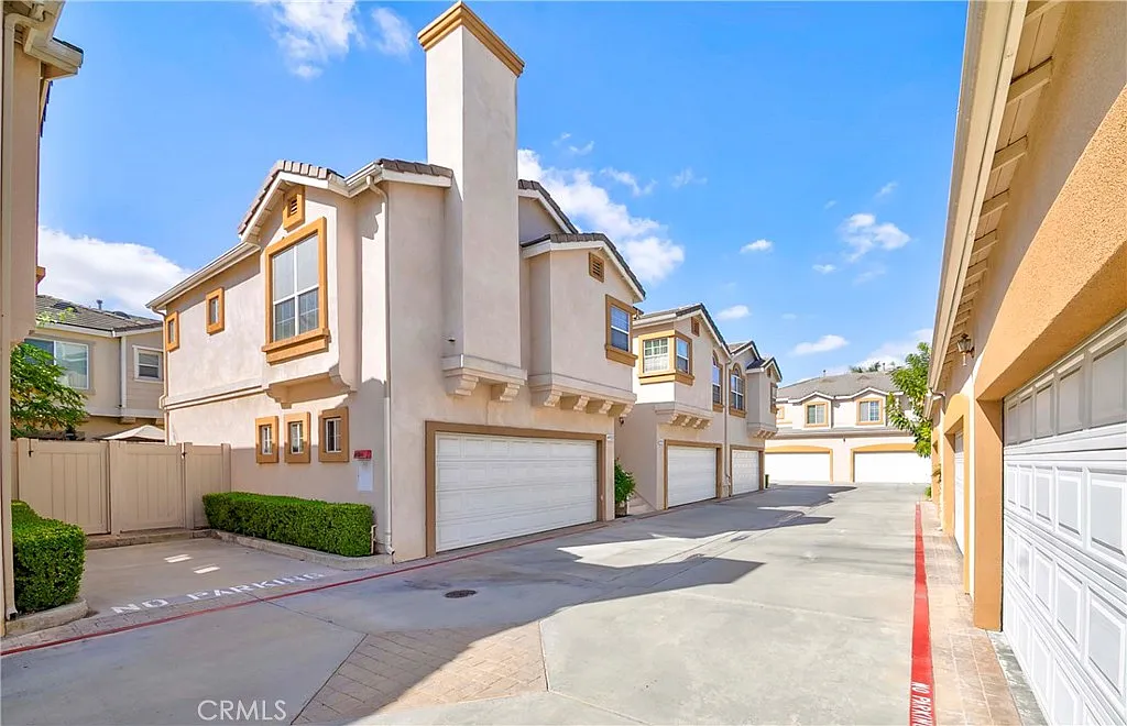 2 bed, 1006 sqft, $3,000 — Photo 3