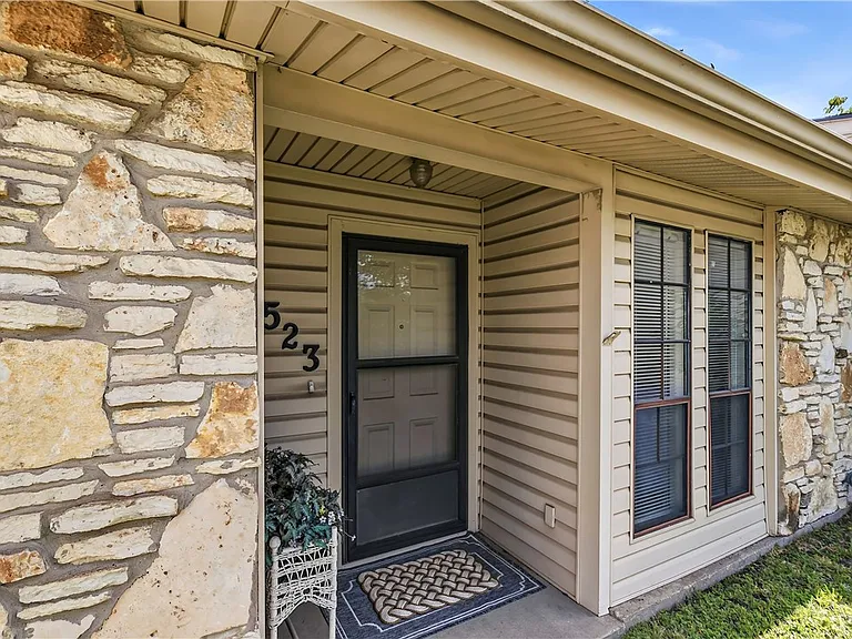 2523 Longmire Dr — Photo 3