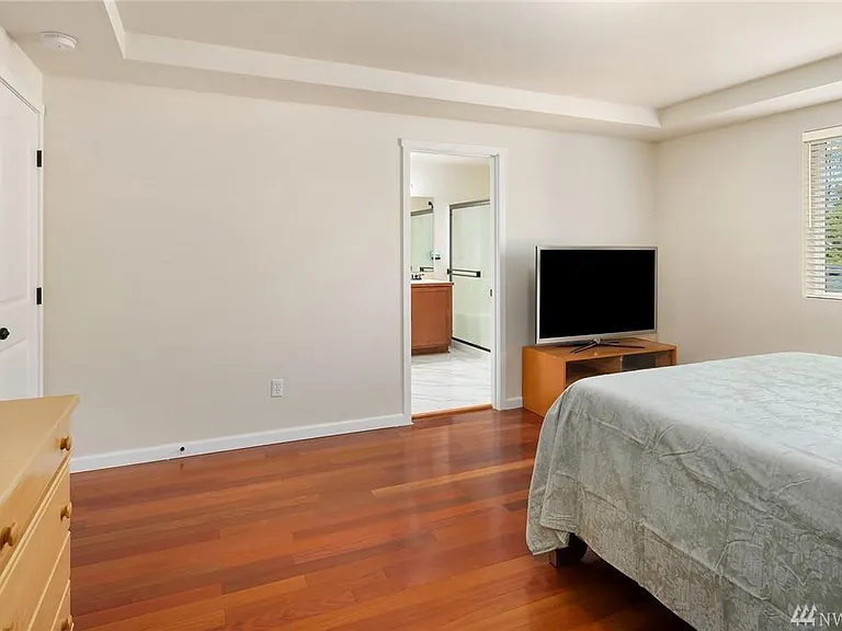 4532 NE 10th St — Photo 13