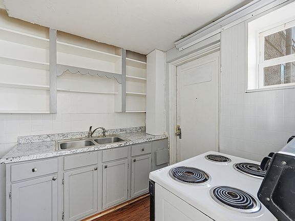 4th image of 305 W Morton St