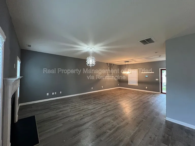 1950 Glenkirk Dr — Photo 8
