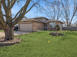 834 River Dr, Carol Stream, IL 60188