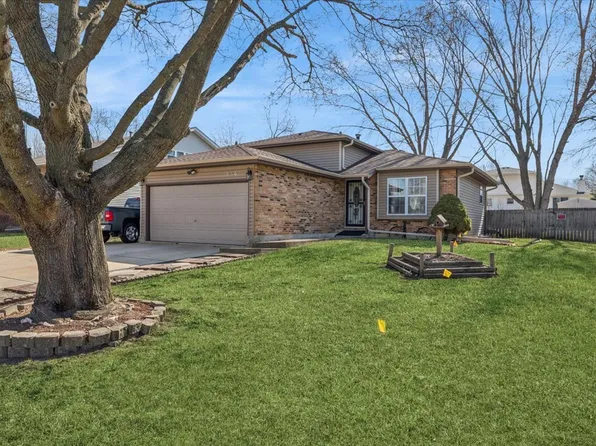 834 River Dr, Carol Stream, IL 60188