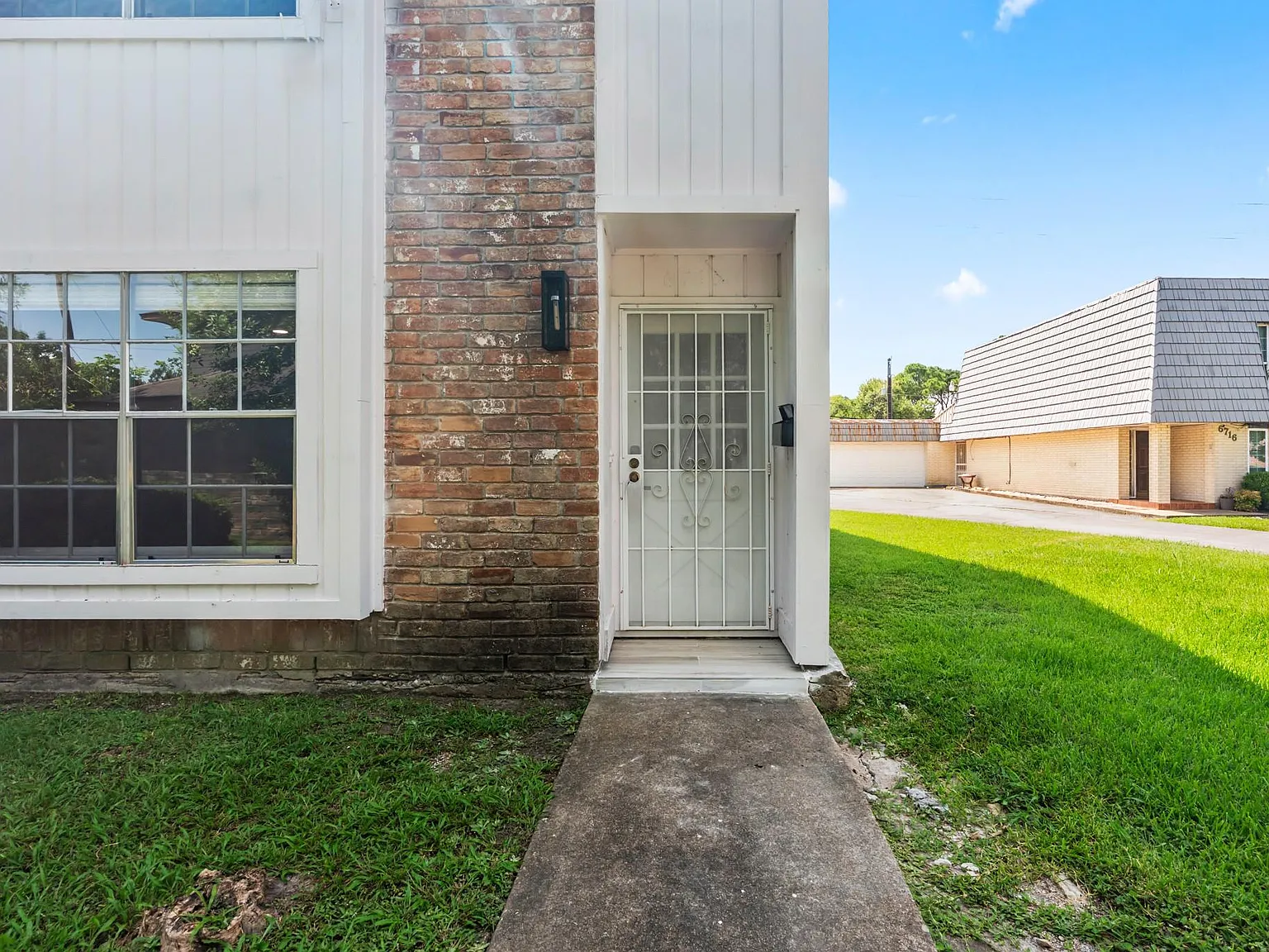 2 bed, 2.5 bath, 1310 sqft, $1,600 — Photo 2