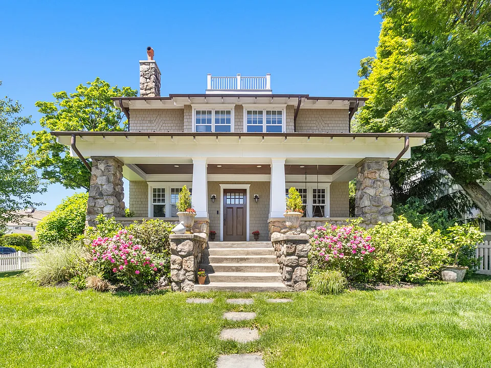 39 Edgewater Dr