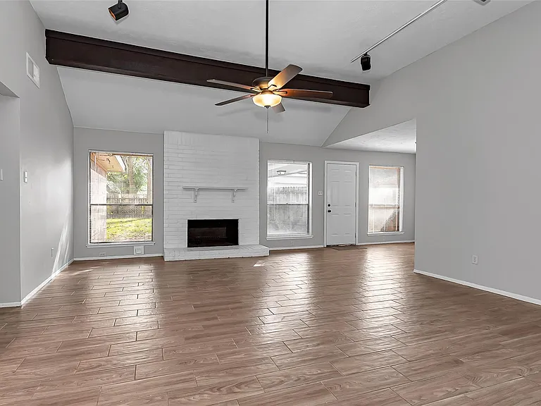 2710 Green Fields Dr — Photo 2