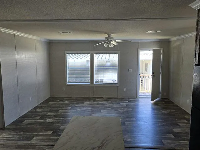 3 bed, 2.0 bath, 1040 sqft, $1,660 — Photo 4