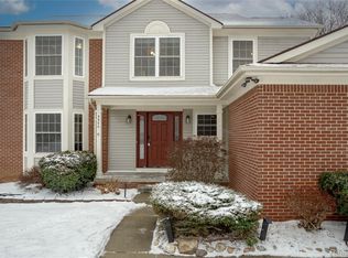 5500 Huntsman Dr, White Lake, MI 48383