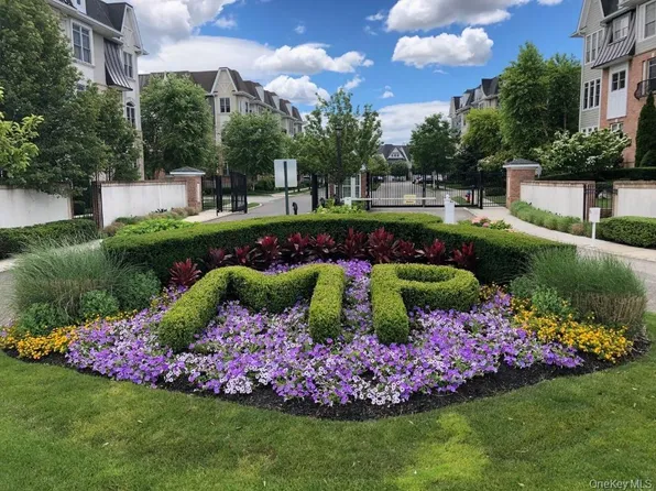 428 Trotting Lane #428, Westbury, NY 11590