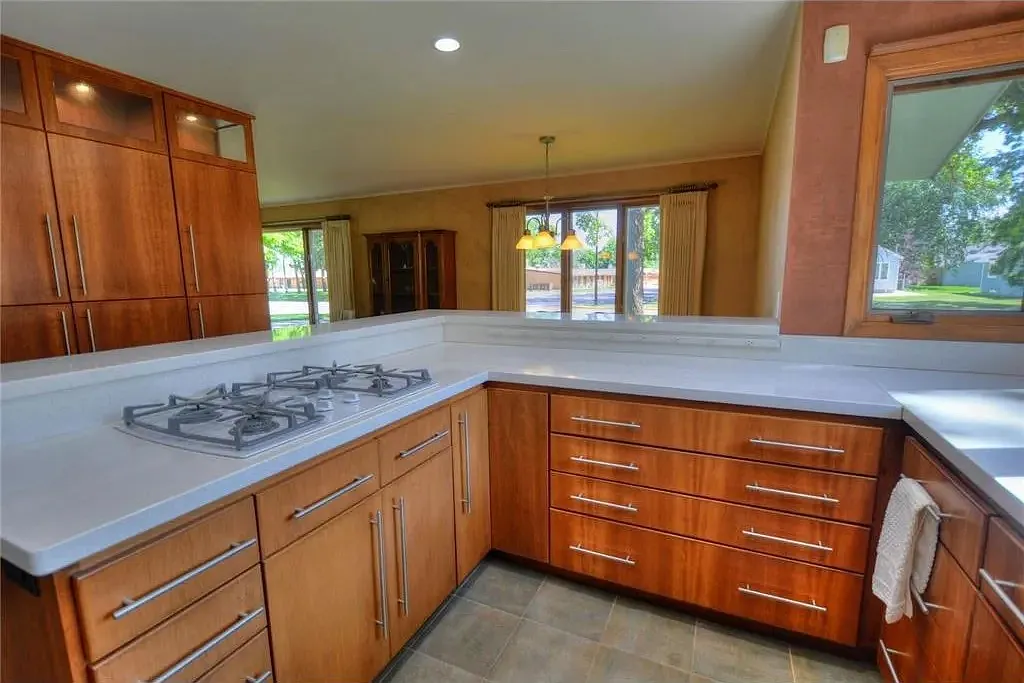 4 bed, 2490 sqft, $600 — Photo 2