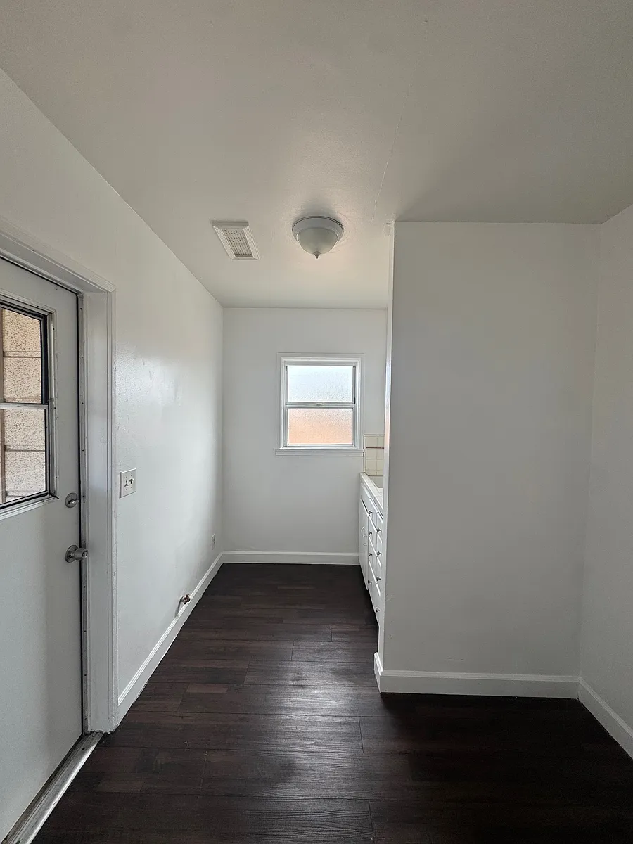 Building Photo - 6052 Mayflower Ave #1/4