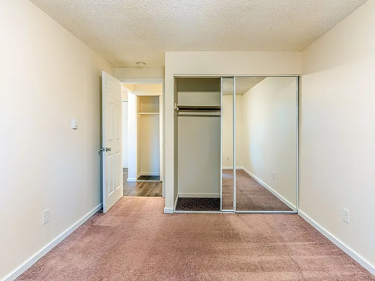 425 Apartments — Photo 11