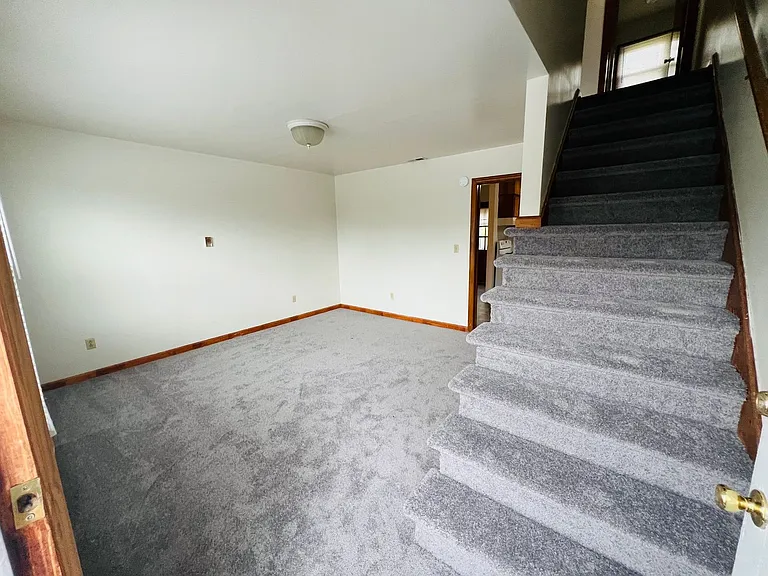 2 Bedroom, 1 Bath Apartment — Photo 42