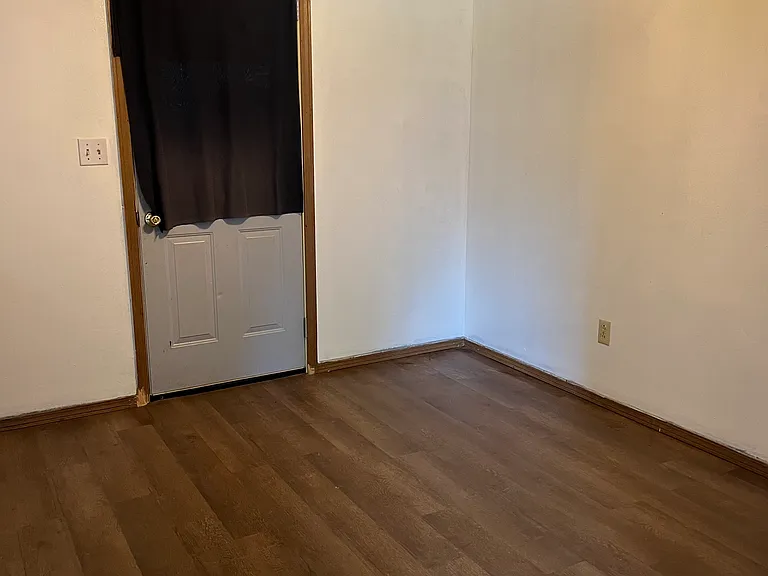 1022 Village Ln — Photo 4