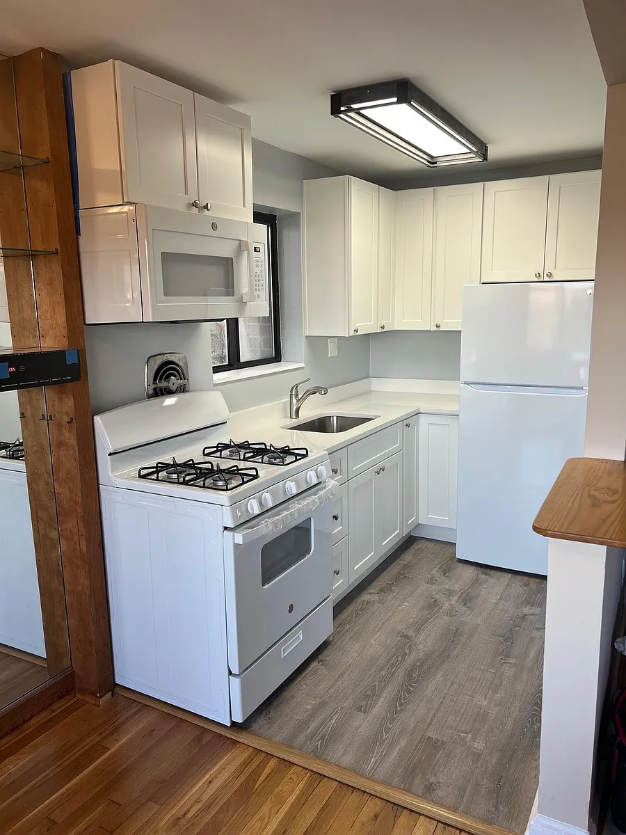 Kitchen - 1573 N Colonial Ter #301