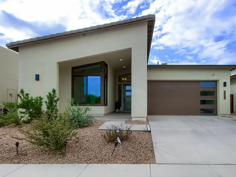 1005 E Paseo Way — Photo 1