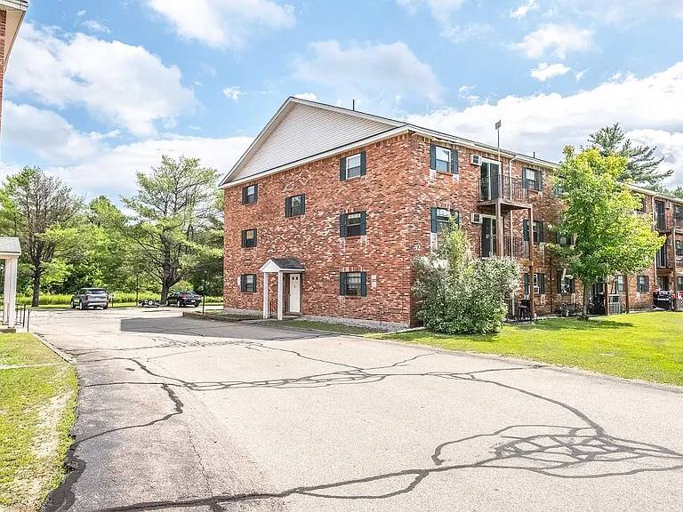 Meadowbrook Apartments — Photo 12